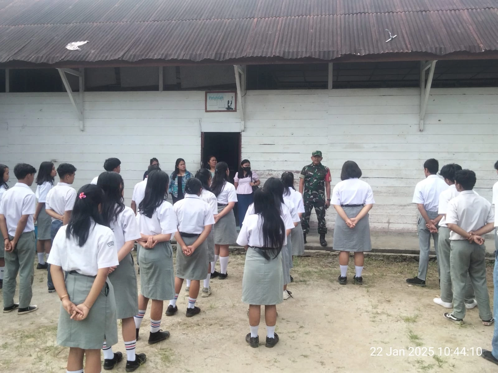 Untuk menanamkan nilai-nilai kebangsaan, disiplin, dan cinta tanah air kepada generasi muda. Babinsa Laksanakan Wasbang kepada Siswa-Siswi SMA Swasta HKBP Parapat