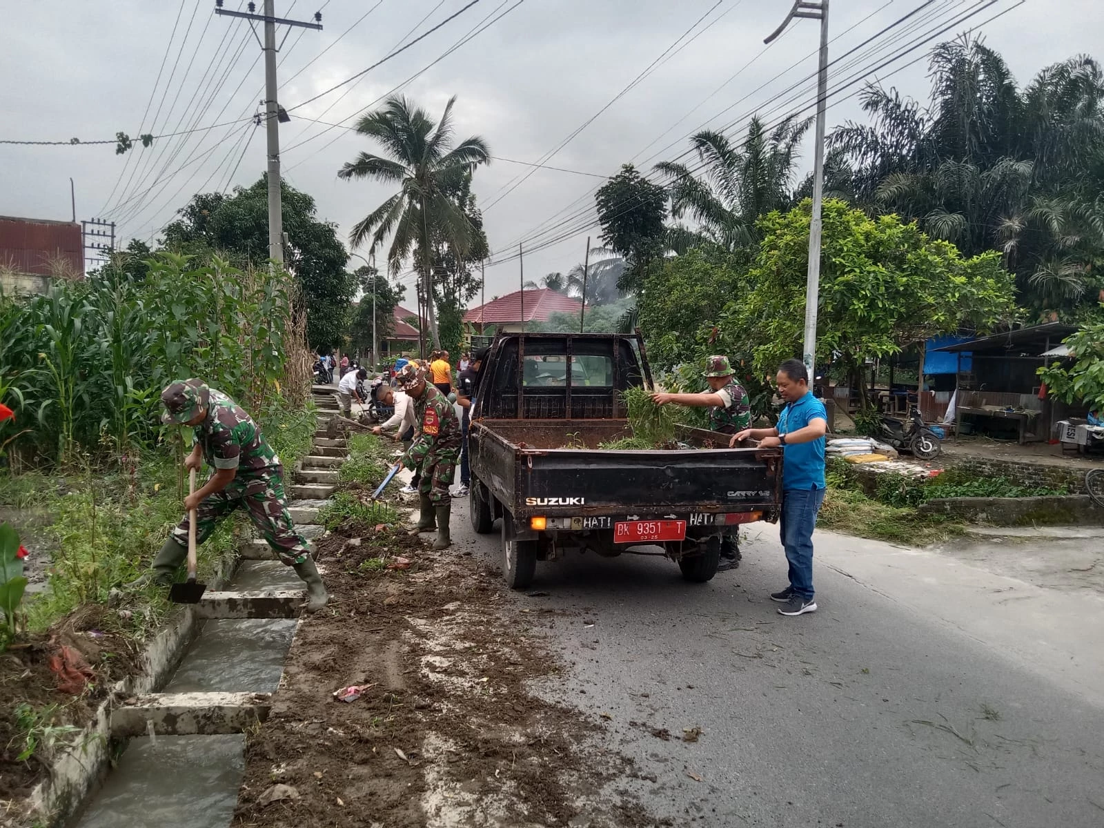 Gotong Royong Bersama, Personel Koramil 03/SS Kodim 0207/SML Turun Langsung Bersihkan Jalan Bahkora II Bawah