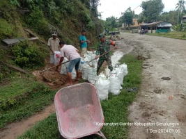 Babinsa Koramil 08/Bangun Bersama Warga Timbun Jalan Longsor