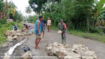 Babinsa Laksanakan Gotong Royong Bersama Warga Binaan Menimbun Jalan Berlubang