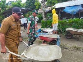 Dukung Pembangunan Desa, Babinsa Dampingi Pembangunan Rabat Jalan Beton 