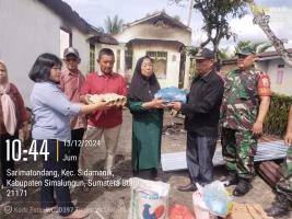 Babinsa  Dampingi Dinsos Serahkan Bantuan Korban Kebakaran