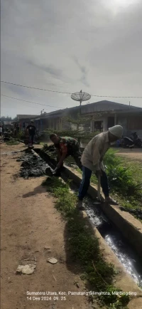 Babinsa Bersama Warga Gotong Royong Bersihkan Parit di Nagori Mardingding