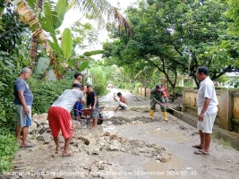 Babinsa Koramil 05/Serbelawan Laksanakan Gotong Royong di Nagori Selinduk