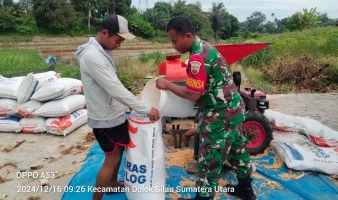 Mewujudkan kesejahteraan masyarakat dan dongkrak swasembada pangan, Babinsa Bantu Petani Giling Jagung