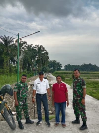 Pasiter Dim 0207/Simalungun Bersama Kadis Pertanian Kota Pematangsiantar Melaksanakan Peninjauan Saluran Irigasi Persawahan