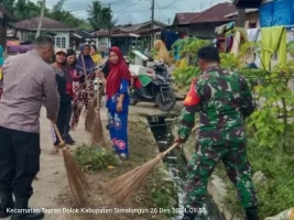 Guna Menjaga Kebersihan Lingkungan Babinsa Dan Bhabinkamtipmas Gotong Royong Bersama Warga 