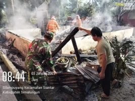 Babinsa dan Warga Bersatu Bersihkan Puing Sekolah Dasar yang Terbakar di Marihat Ulu 