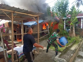 Babinsa Koramil 10/Tanah Jawa  Cepat Tanggap Bantu Pemadaman Kebakaran di Nagori Baja Dolok 