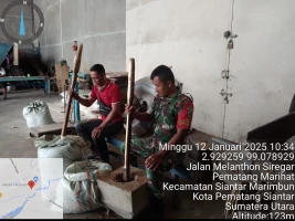 Untuk melestarikan cara tradisional dalam pengolahan hasil pertanian Babinsa Bantu  menumbuk biji kopi milik warga binaan