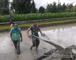 &quot;Babinsa Koramil 08/Bangun Dampingi Petani Olah Lahan Sawah, Siapkan Tanam Padi di Malela&quot;