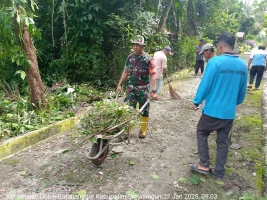 Wujudkan Lingkungan Bersih, Babinsa Bersama Warga Lakukan Gotong Royong