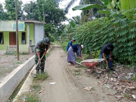 Ciptakan Rasa Aman Dan Nyaman Babinsa Ajak Bergotong Royong Bersihkan Lingkungan