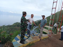 Babinsa Koramil 15/DP Himbau Pengunjung Tempat Wisata  Jaga Kebersihan Dan Keamanan Diri