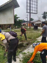 Babinsa Kodim 0207/SML Tumbuhkan Rasa Kebersamaan Dengan Gotong Royong Bersama