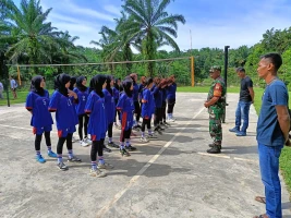 Cegah Kenakalan Remaja,Babinsa Komsos Dengan Pemuda Desa Binaan