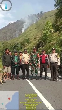 Babinsa Koramil 12/SD Pantau Lokasi Kebakaran Perbukitan Sikumbang Kumbang Balige.