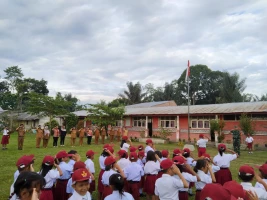 Tanamkan Cinta Tanah Air, Babinsa jadi Pembina Upacara di Sekolah