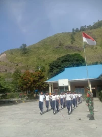 Babinsa Koramil 13/ Purba Latih Paskibra Pelajar SMP