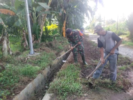 Wujudkan Lingkungan Bersih, Babinsa Bersama Warga Lakukan Gotong Royong