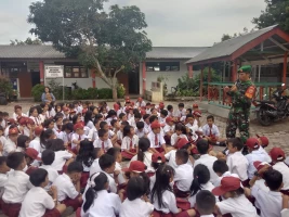 Tanamkan Rasa Cinta Tanah Air, Babinsa Berikan Materi Wasbang Kepada Murid SD