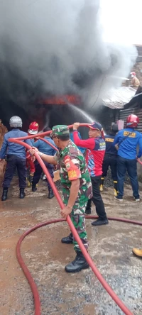 Gerak Cepat, Babinsa Koramil 08/ Bangun Bantu Memadamkan si Jago merah