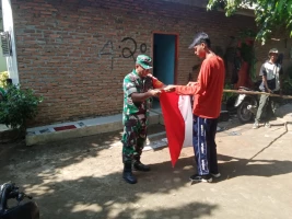 Sambut HUT RI, Babinsa Ajak Warga Pasang Bendera Merah Putih