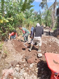 Guna Memperlancar Jalan Usaha Tani, Babinsa Raya Bersama Warga Melaksanakan Gotong Royong