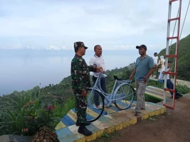 BabinsaBabinsa Koramil 15/DP Himbau Pengunjung Tempat Wisata Jaga Kebersihan Dan Keamanan Diri