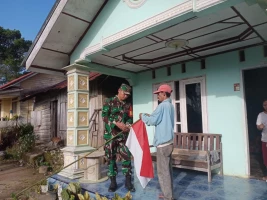 Sambut HUT RI, Babinsa Ajak Warga Pasang Bendera Merah Putih