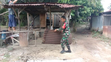 Tingkatkan Keamanan, Babinsa Bantu Warga Dirikan Pos Kamling