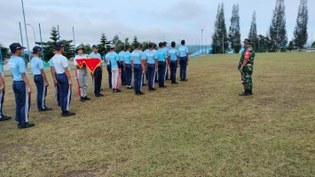 Babinsa Koramil 12/Saribu Dolok Latih Paskibra Pelajar SMA