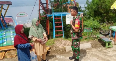 Ciptakan Rasa Aman, Babinsa Koramil 15/DP Pantau Pengunjung di Obyek Wisata Simarjarunjung