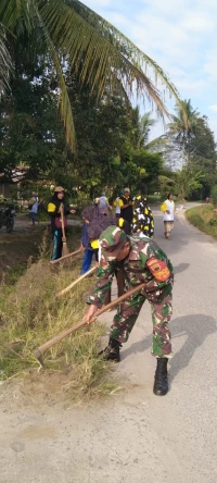 Wujudkan Lingkungan Bersih, Babinsa Bersama Warga Lakukan Gotong Royong