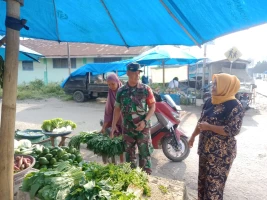 Babinsa Koramil 05/Serbelawan Komsos Bersama Pedagang Sayuran Himbau Untuk Menjaga Kwalitas Dagangan Dan Jaga Kebersihan Lingkungan