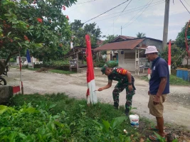 Babinsa Koramil 08/Bangun dan Warga Gunung Malela Dirikan Gapura Kemerdekaan RI Ke 79