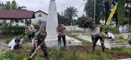 Koramil Silau Kahean Bersama Polsek dan Pemerintah Setempat Bersihkan Taman Makam Pahlawan