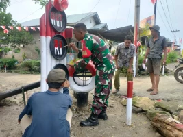 Babinsa  Bersama Masyarakat Gotong Royong membuat  Gapura Dalam Rangka Menyambut HUT RI Ke-79