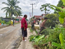 Babinsa  Gotong Royong Bersama Warga Binaan