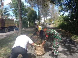 Wujudkan Lingkungan Bersih, Babinsa Bersama Warga Lakukan Gotong Royong