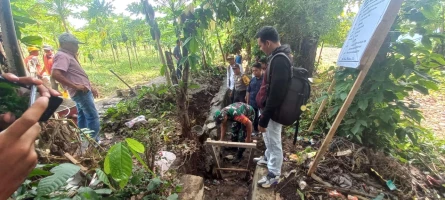 Babinsa Hadiri Peletakan Batu Pertama Pembangunan Jalan Rabat Beton dan Saluran Drainase