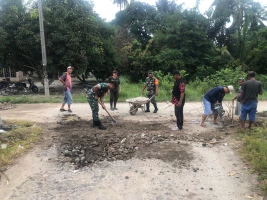 Babinsa Bergotong Bersama Masyarakat  Pembuatan Jembatan