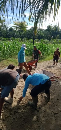 Bergerak Bersama Warga, Babinsa Gotong Royong Timbun Jalan Berlubang