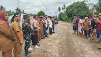 Babinsa Koramil 07/BM Melaksanakan Karya Bakti Perkerasan  Jalan Bersama Warga