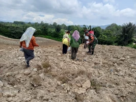 Gunakan Lahan Kosong, Babinsa Bantu Warga Menanam Jagung