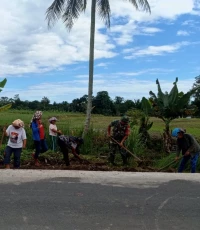 Peduli Lingkungan Bersih, Babinsa Tiga Balata Gotong Royong Bersihkan Ruas Jalan