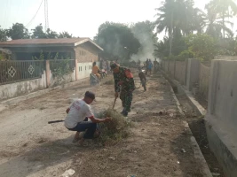 Peduli Lingkungan Bersih, Babinsa Bosar Maligas Gotong Royong Bersihkan Ruas Jalan