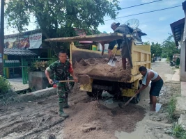 Bergerak Bersama Rakyat, Babinsa Gotong Royong Timbun Jalan Berlubang dan Becek