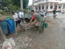 Babinsa ikut serta Bergotong Royong  Pengecoran jalan.