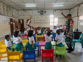 Hadir Di Sekolah PAUD, Babinsa Dampingi Anak-Anak Untuk Lebih Semangat Dan Giat Belajar